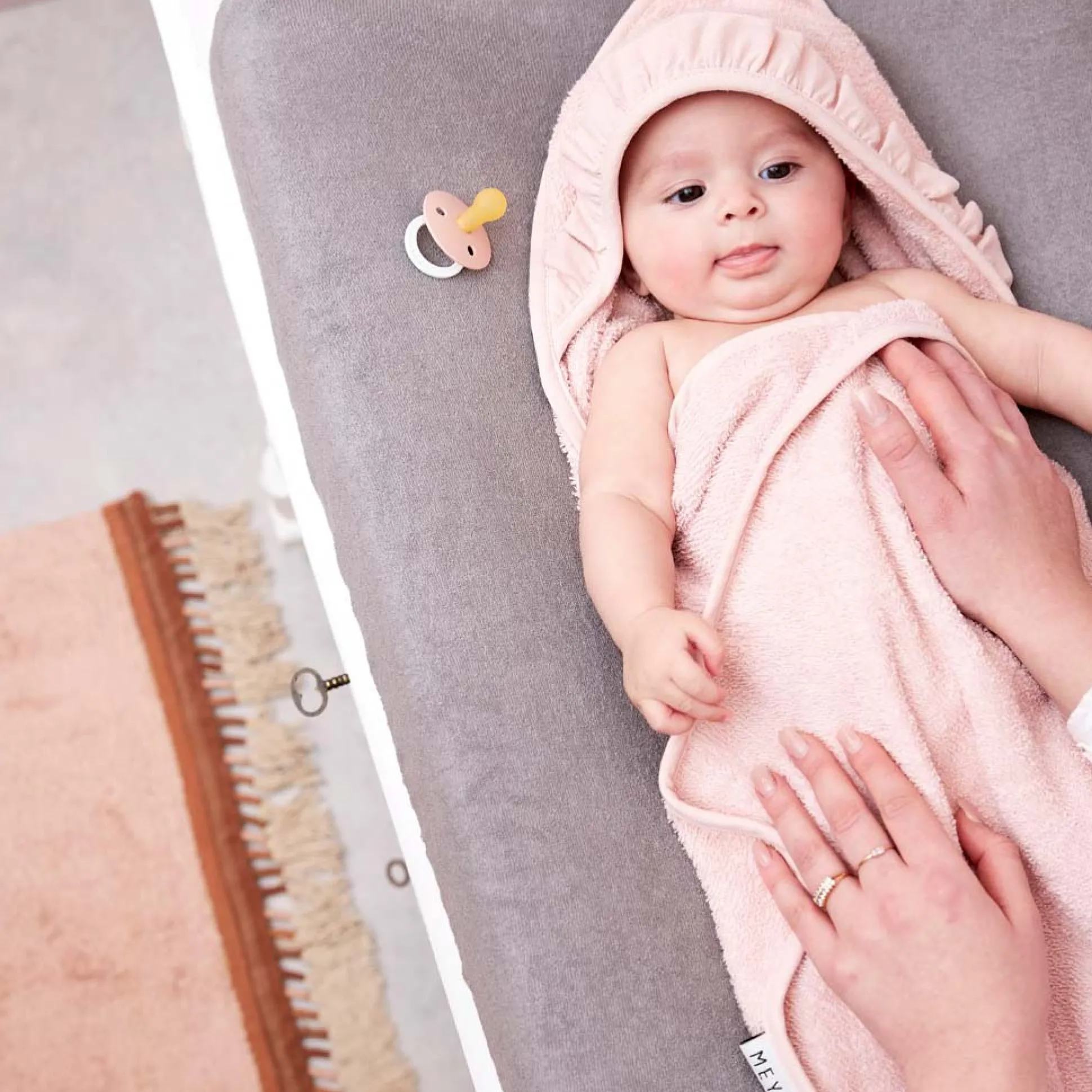 Meyco badcape ruffle roze