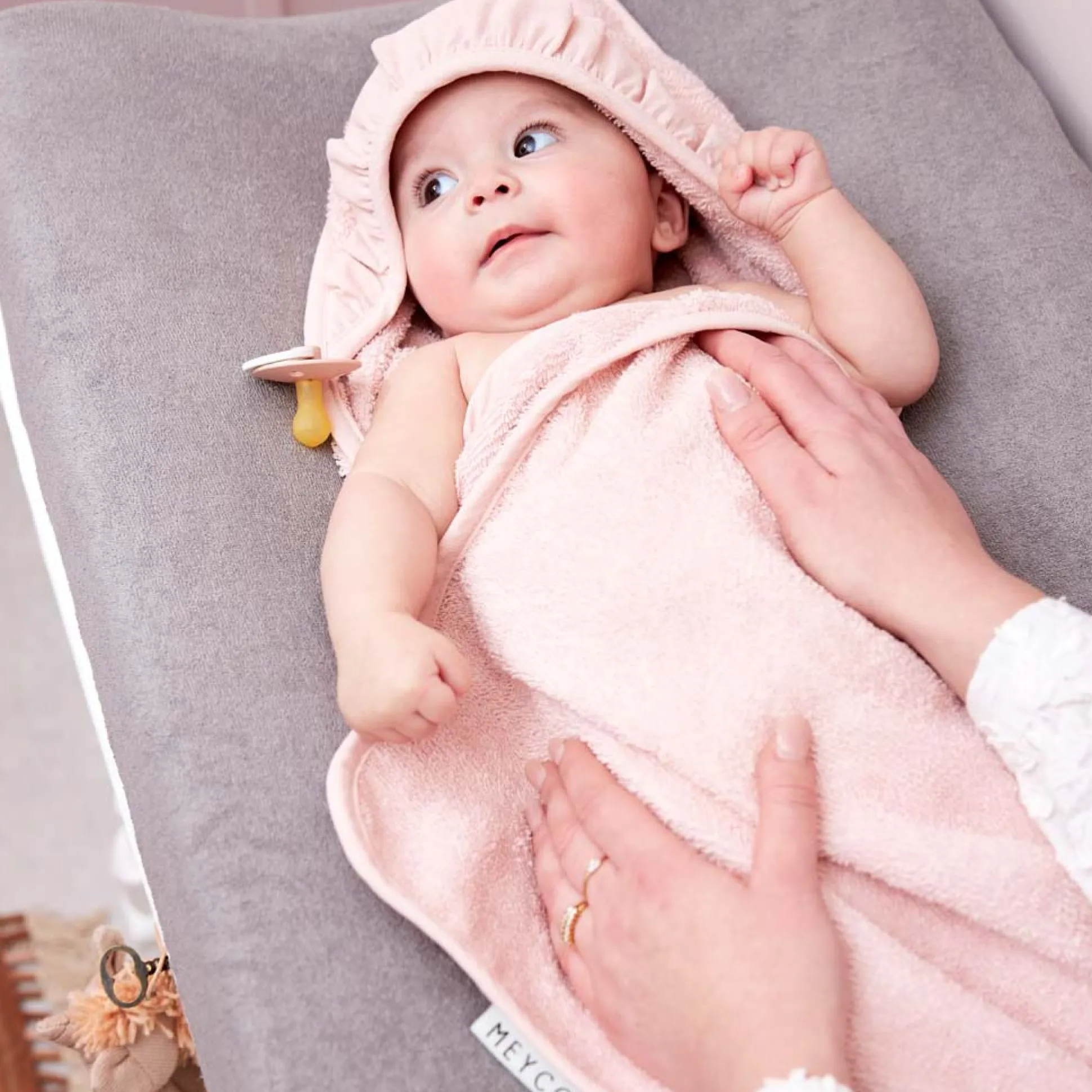 Meyco badcape ruffle roze