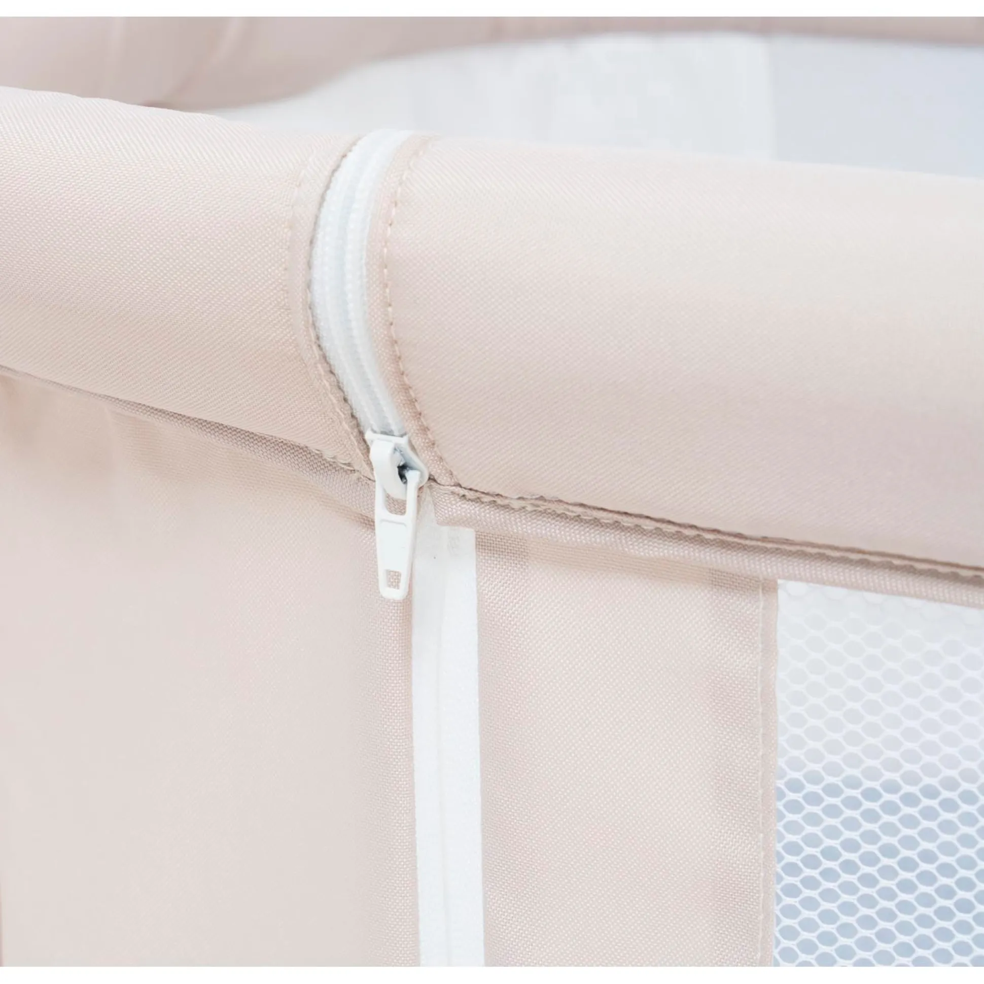 Prénatal co-sleeper Steffi Beigebrown